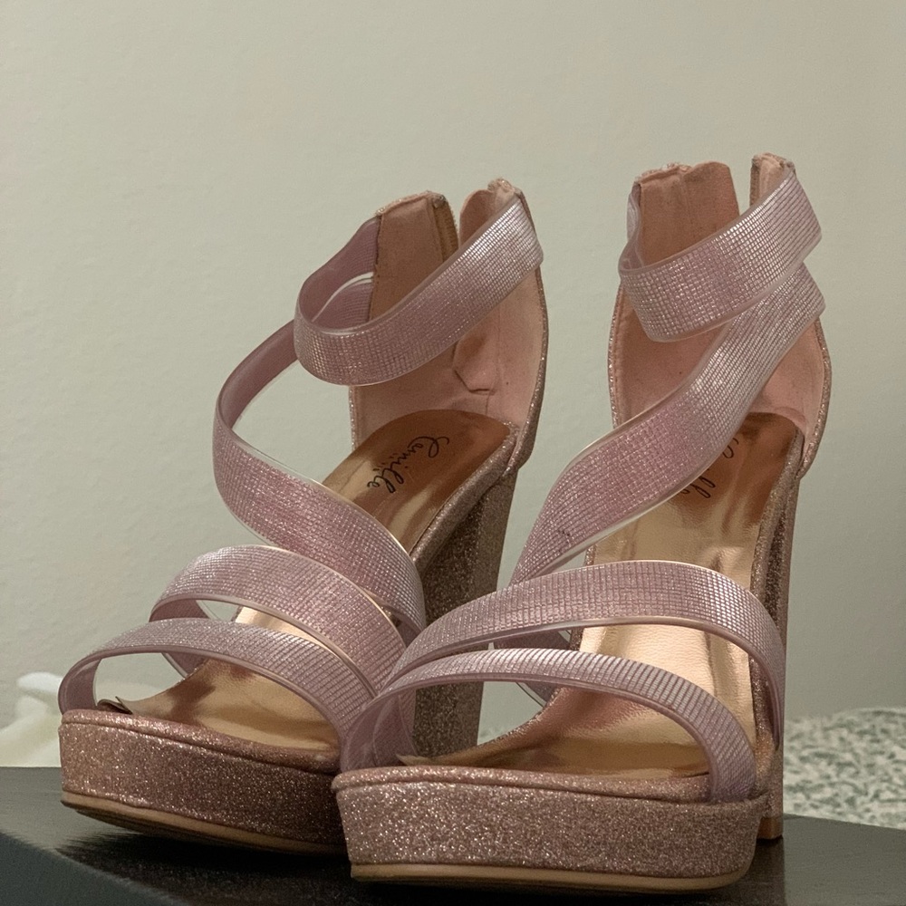 I’m selling this pair os sandals because not used.